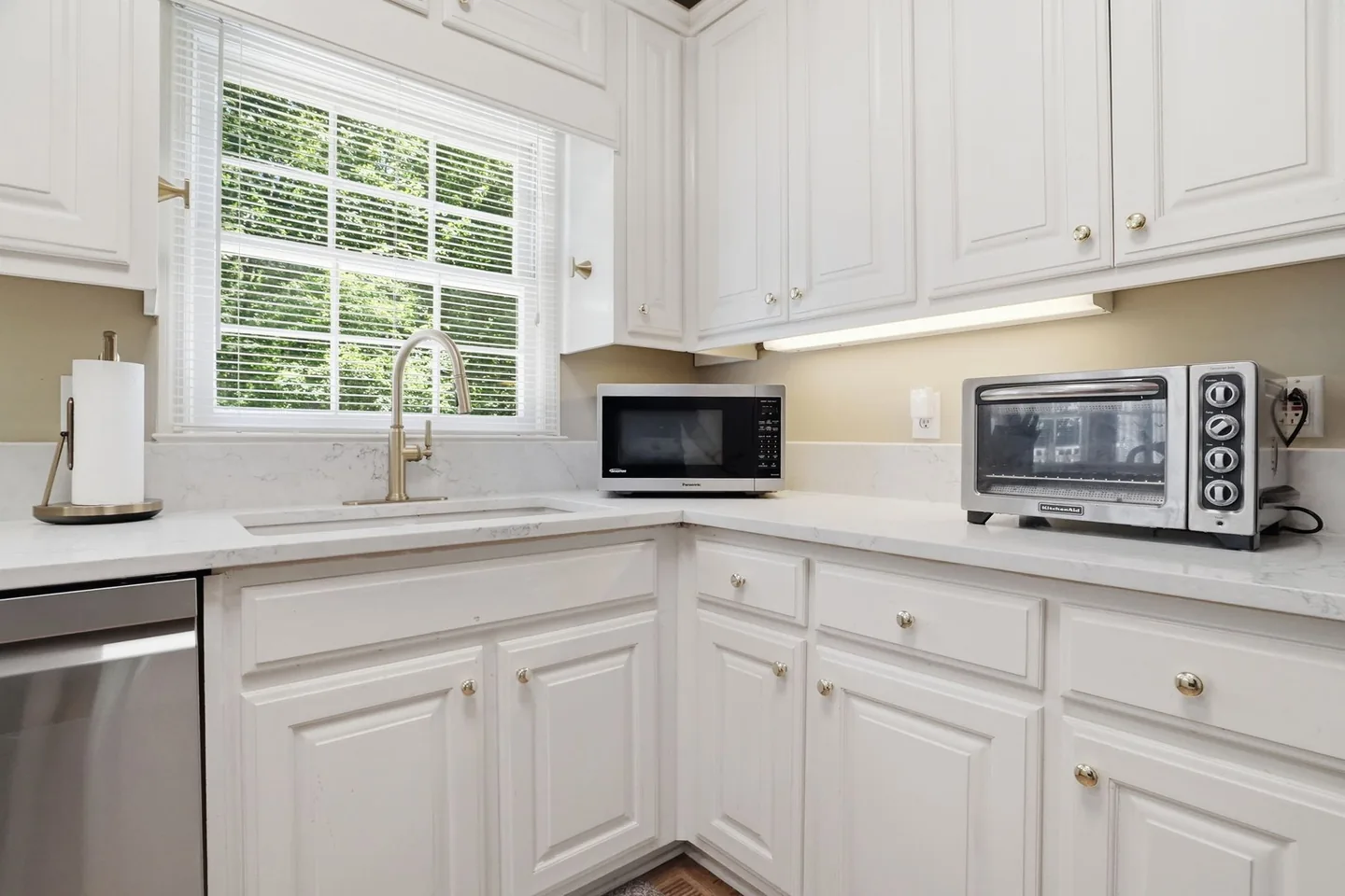 Kitchen range and counter space